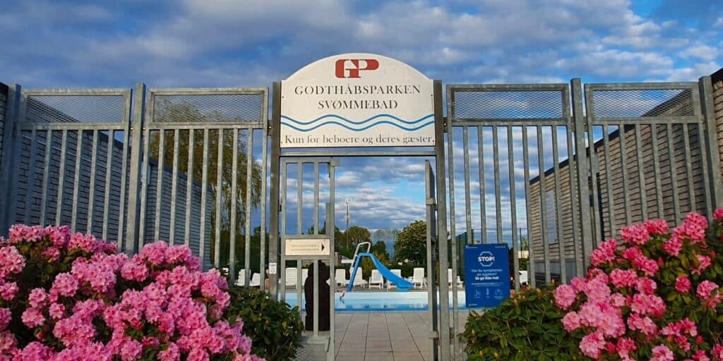 Indgangen til Godthåbsparken Svømmebad